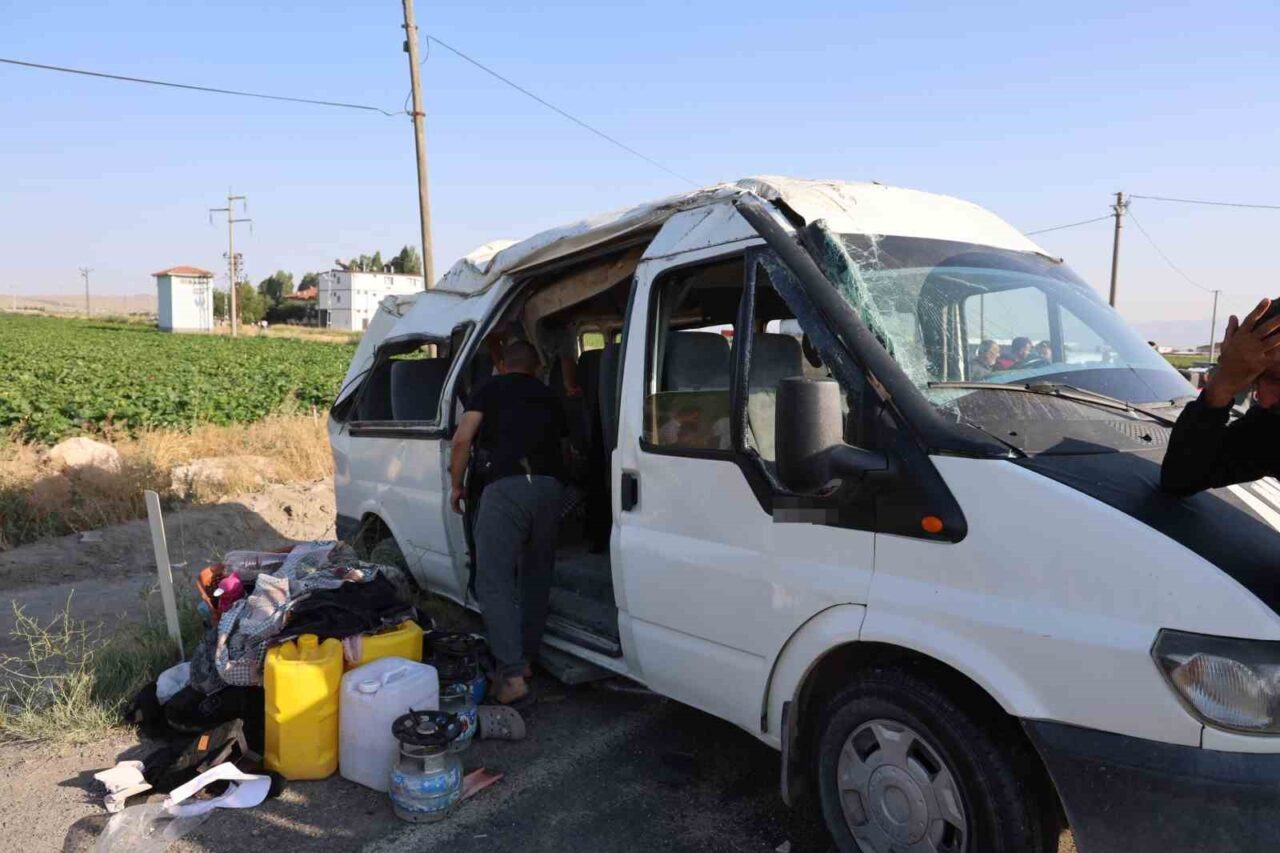 Nevşehir’de tarım işçilerini taşıyan minibüs, hafif ticari araç ile çarpışarak