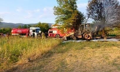 Bursa’nın İnegöl ilçesinde bir tarlada ağaç sökümü yapan iş makinesi,
