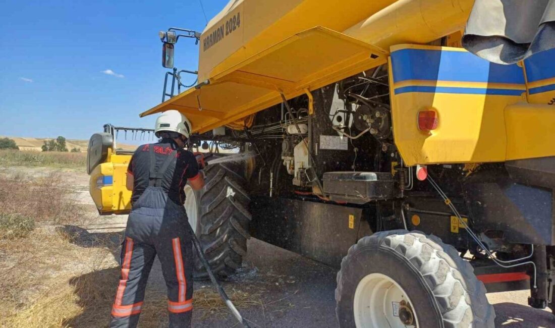 Çorum’un Alaca ilçesinde tarlada çalışan biçerdöverde çıkan yangın itfaiye ekipleri
