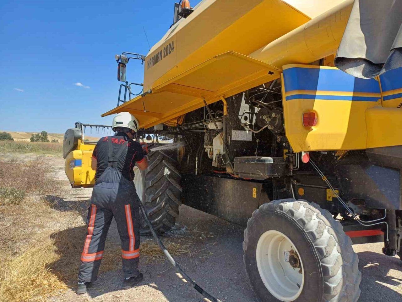 Çorum’un Alaca ilçesinde tarlada çalışan biçerdöverde çıkan yangın itfaiye ekipleri