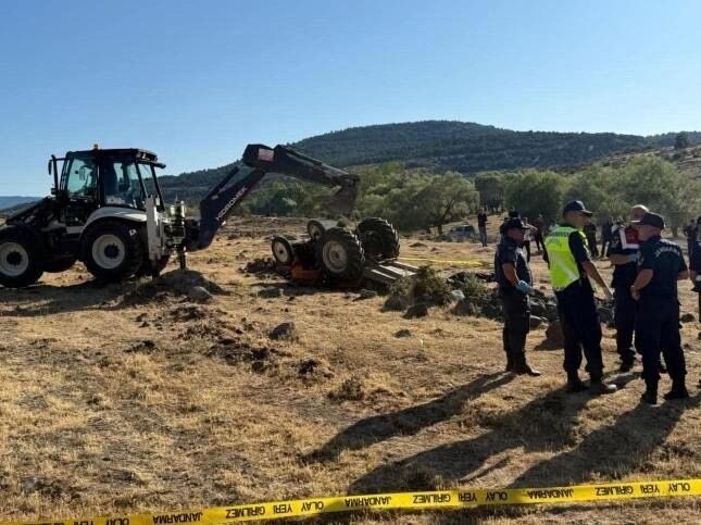 Bolu’nun Dörtdivan ilçesinde tarlada çalışırken devrilen traktörün altında kalan çift