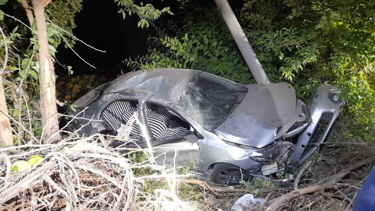 Tokat’ın Erbaa ilçesinde, sürücüsünün direksiyon hakimiyetini kaybettiği otomobilin yoldan çıkıp