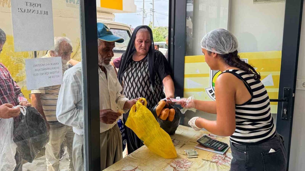 Tarsus Belediyesi, kent genelinde hizmete sunduğu Halk Ekmek Büfeleri ile