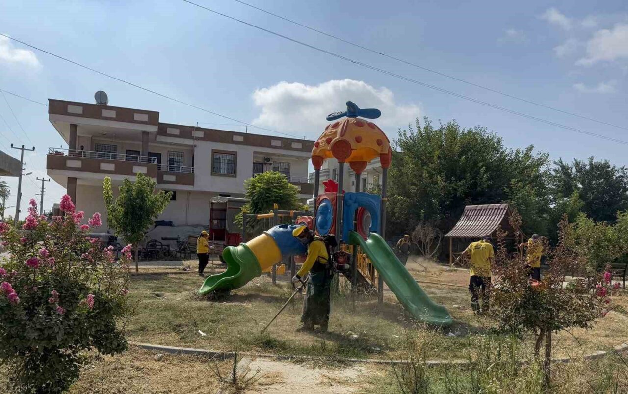Tarsus Belediyesi, kent genelinde yürüttüğü temizlik ve bakım çalışmalarına kırsalda