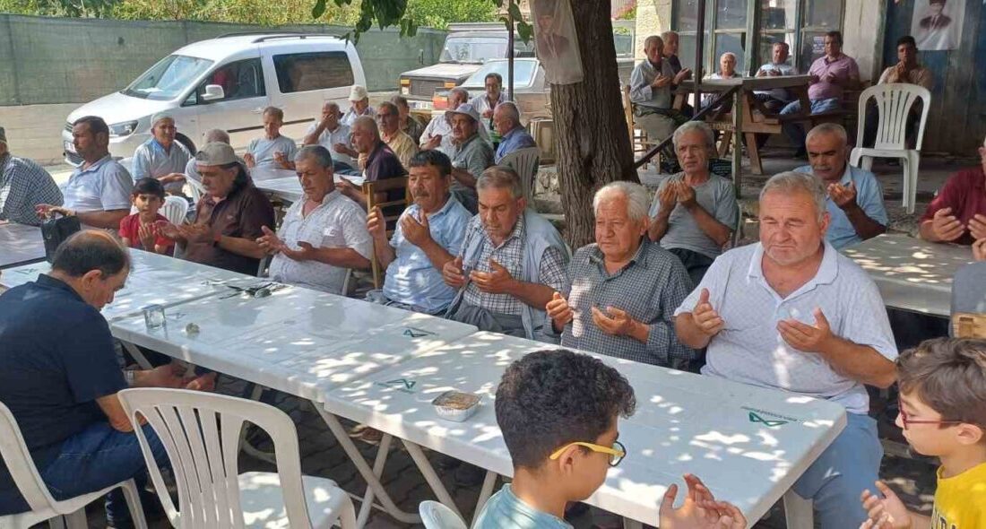 Mersin’in Tarsus ilçesinde kırsal mahallede imece usulü ile yapılan aşure