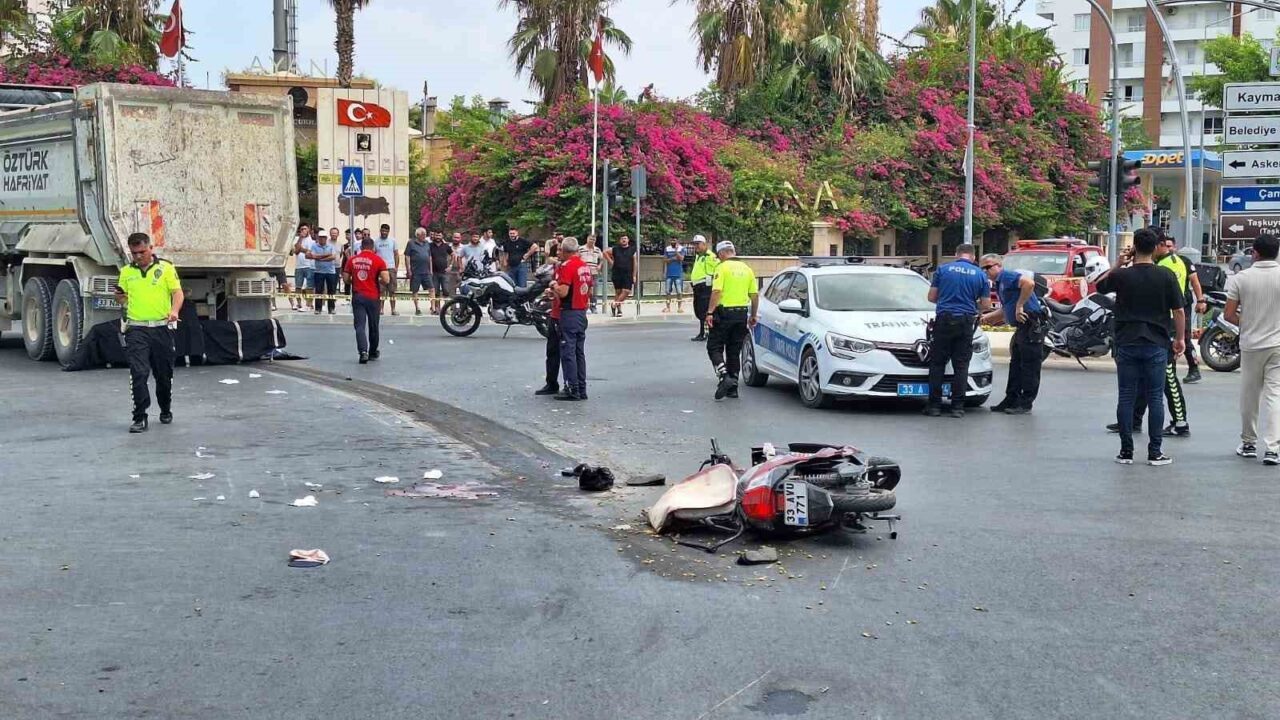 Mersin’in Tarsus ilçesinde kamyon ile motosikletin çarpışması sonucu meydana gelen