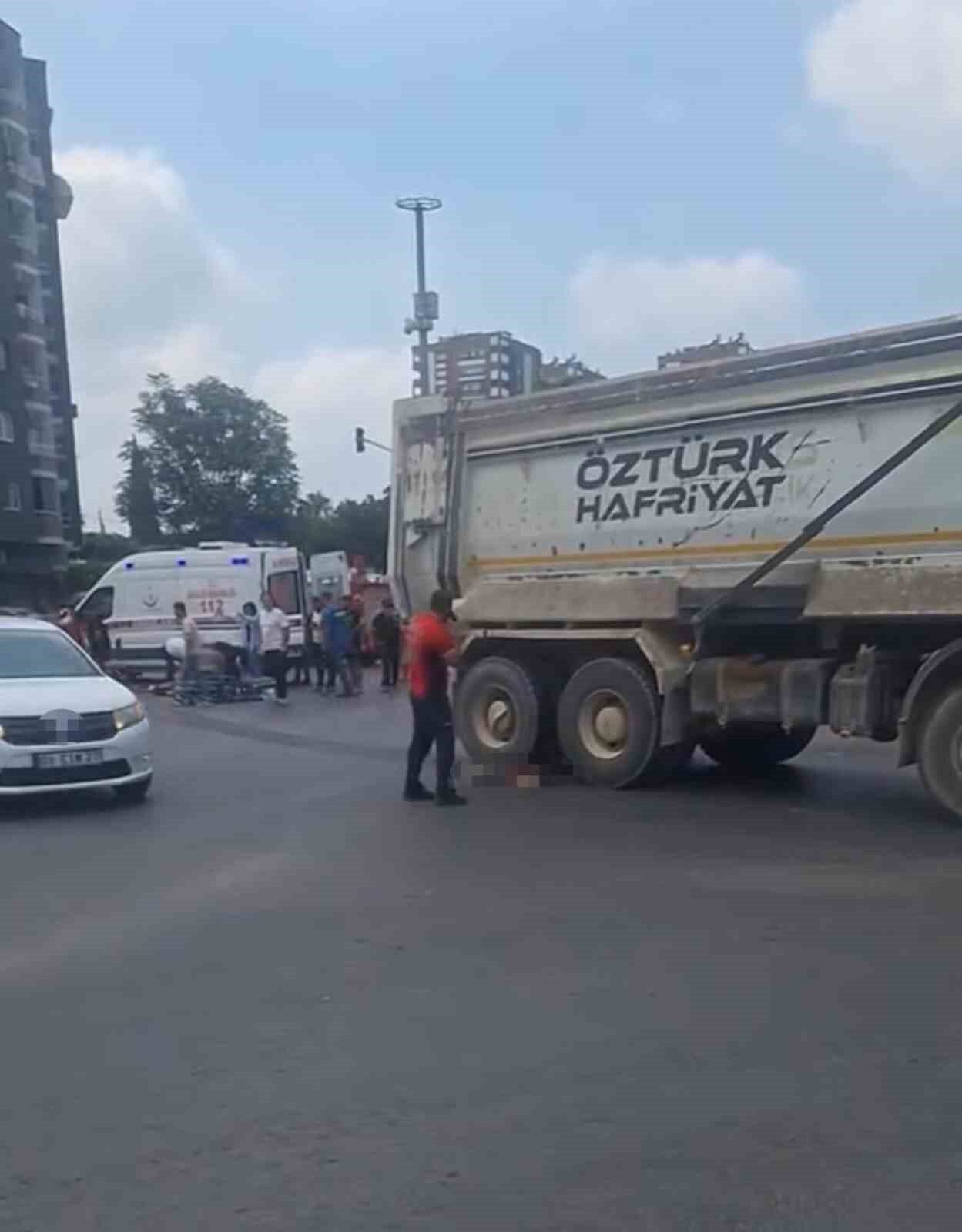 Mersin’in Tarsus ilçesinde motosiklet ile kamyonun çarpıştığı kaza sonrası kamyon