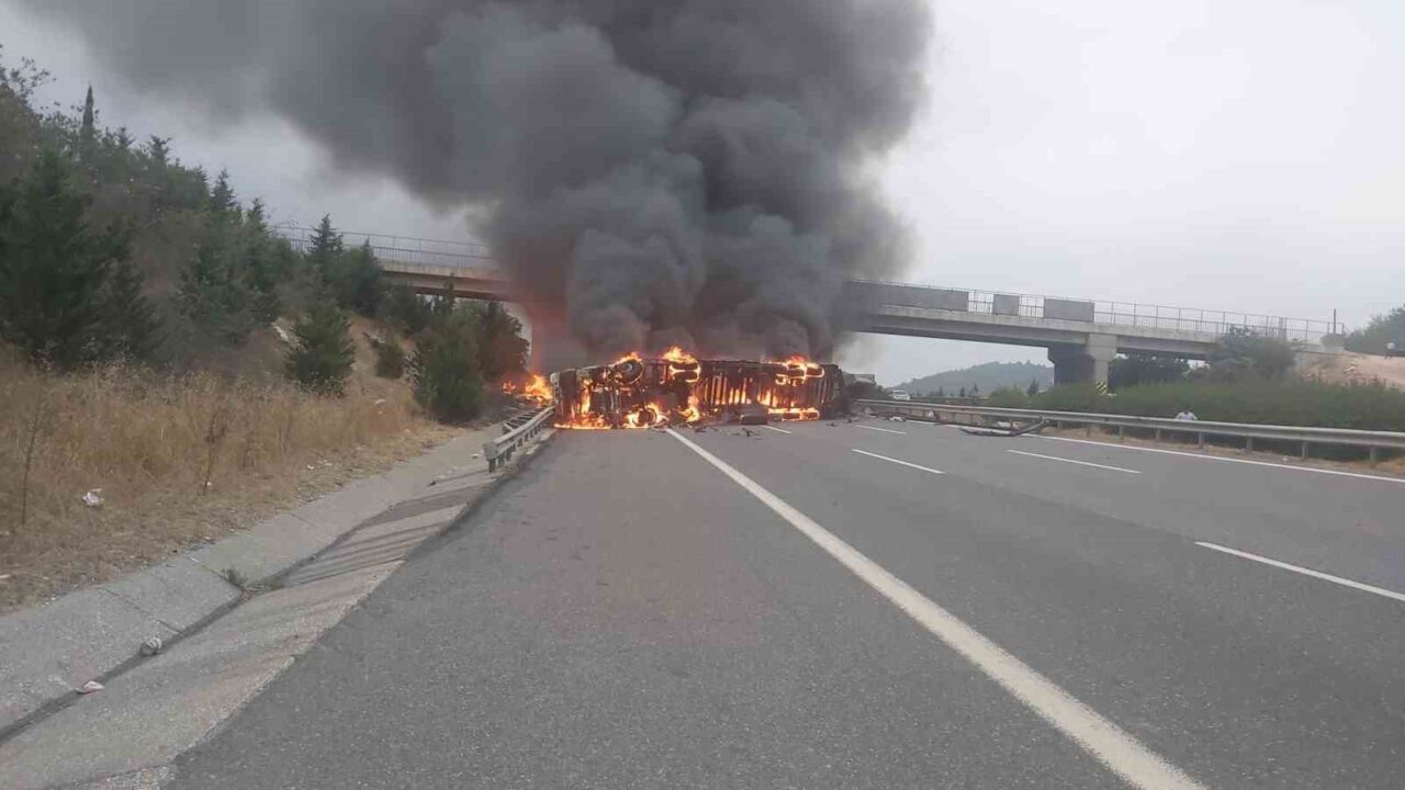 Mersin’in Tarsus ilçesinde refüje çarpıp devrilen elyaf yüklü tır alev