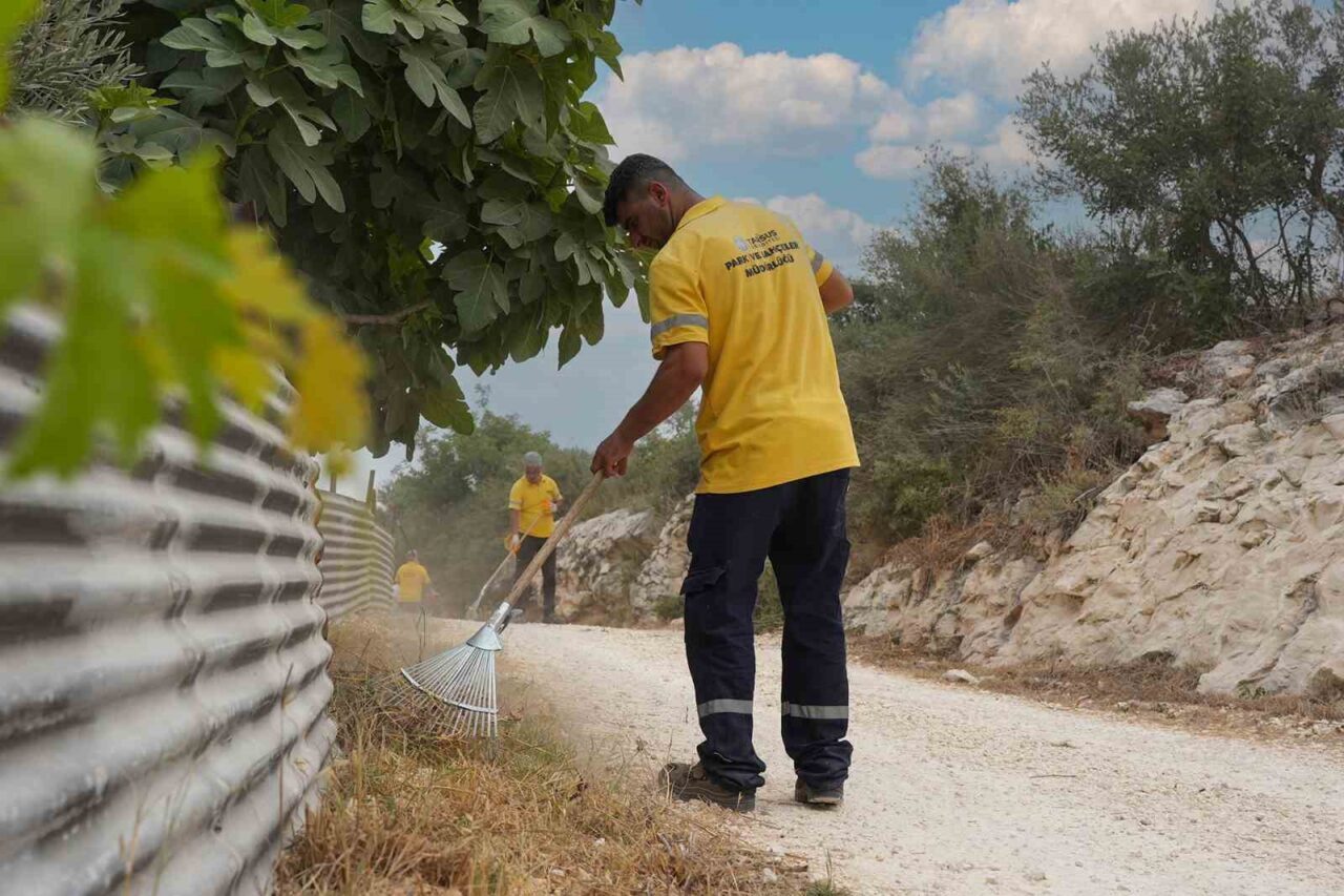 Tarsus Belediyesi, kent genelinde sürdürdüğü çevre düzenleme ve temizlik çalışmalarını