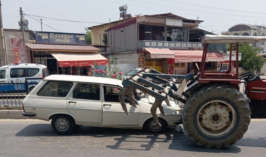 Mersin’in Tarsus ilçesinde bir otomobil traktörün römorkuna arkadan çarptı. Kazada