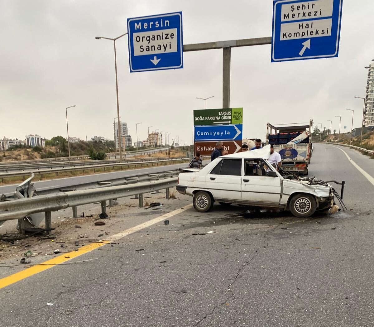 Mersin’in Tarsus ilçesinde meydana gelen trafik kazasında iki kardeşten biri