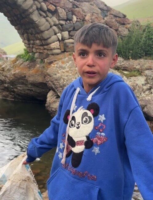 Gümüşhane’nin Taşköprü Yaylası’nda yaşayan küçük Mete’nin, yaylaya gelen ziyaretçilerin bıraktığı