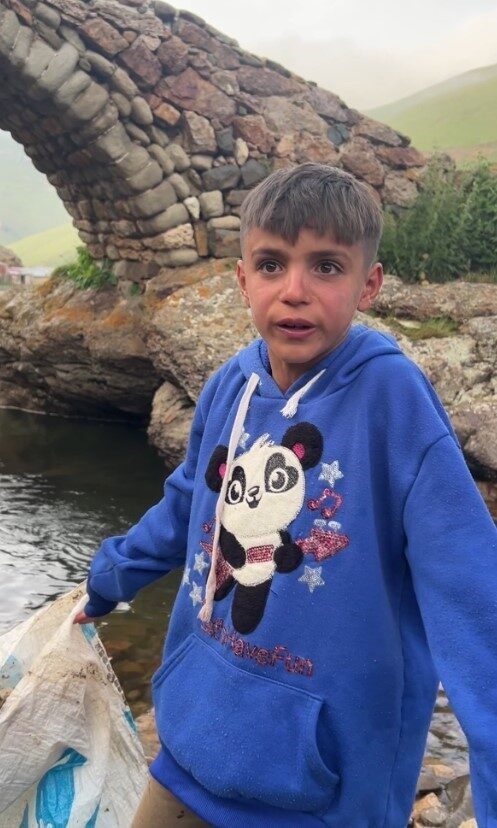 Gümüşhane’nin Taşköprü Yaylası’nda yaşayan küçük Mete’nin, yaylaya gelen ziyaretçilerin bıraktığı