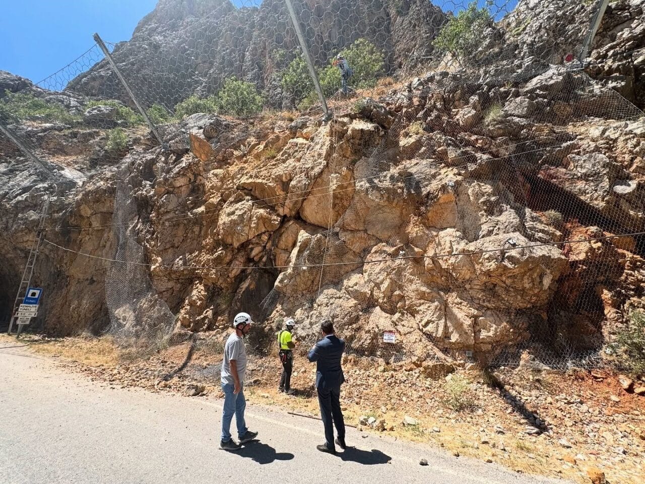 Dünyanın en zorlu yolları arasında gösterilen ve yerli yabancı turistlerin