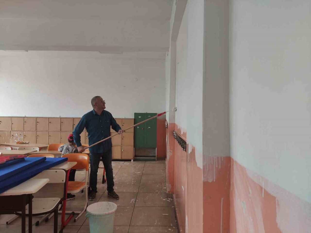 Ardahan’daki 23 Şubat İlkokulu’nun idarecileri ve öğretmenleri, tatil yapmak yerine