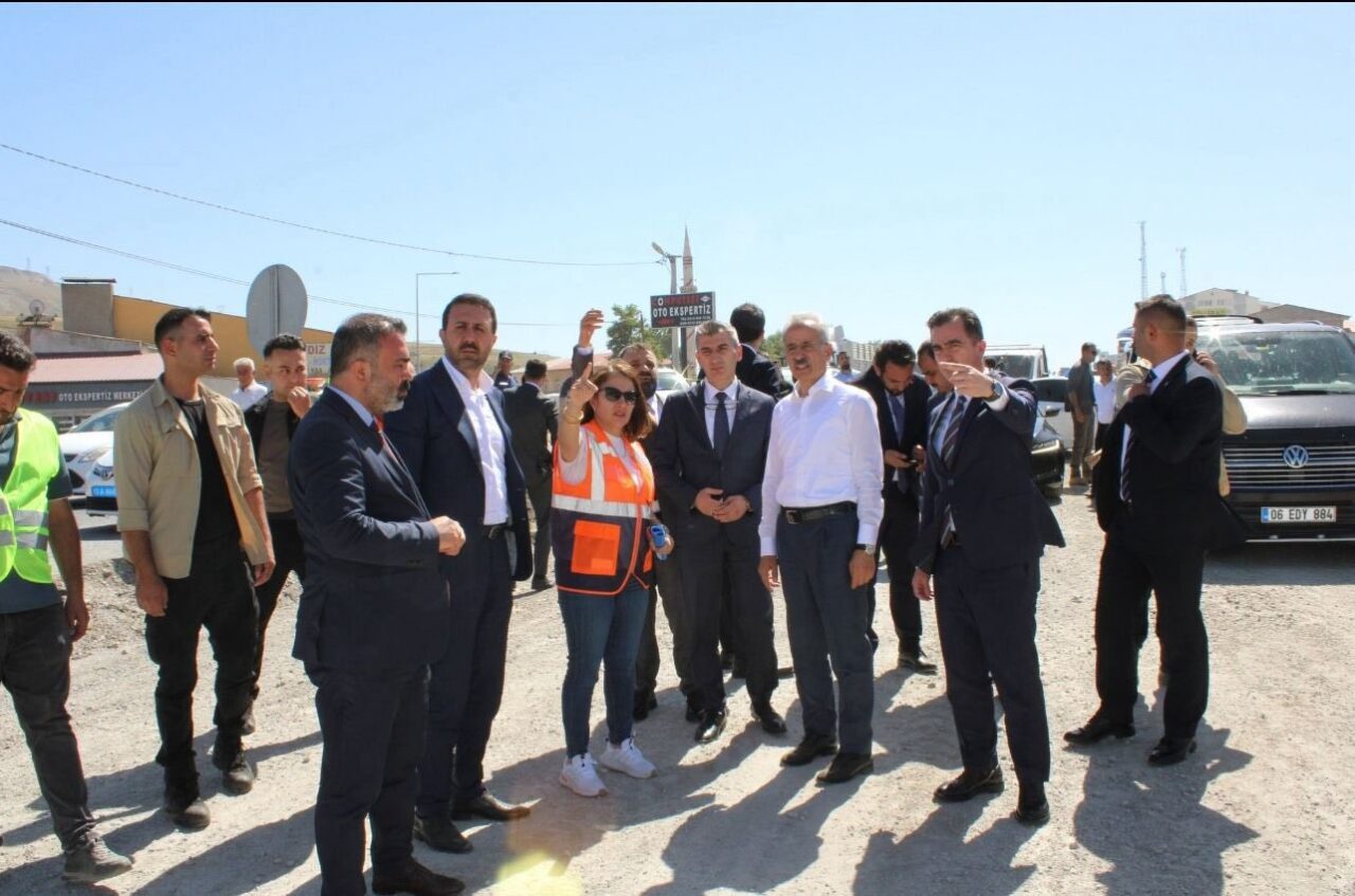 Bitlis’in Tatvan ilçesinde yapımı süren Karşıyaka Kavşağı’nda incelemelerde bulunuldu. Bitlis