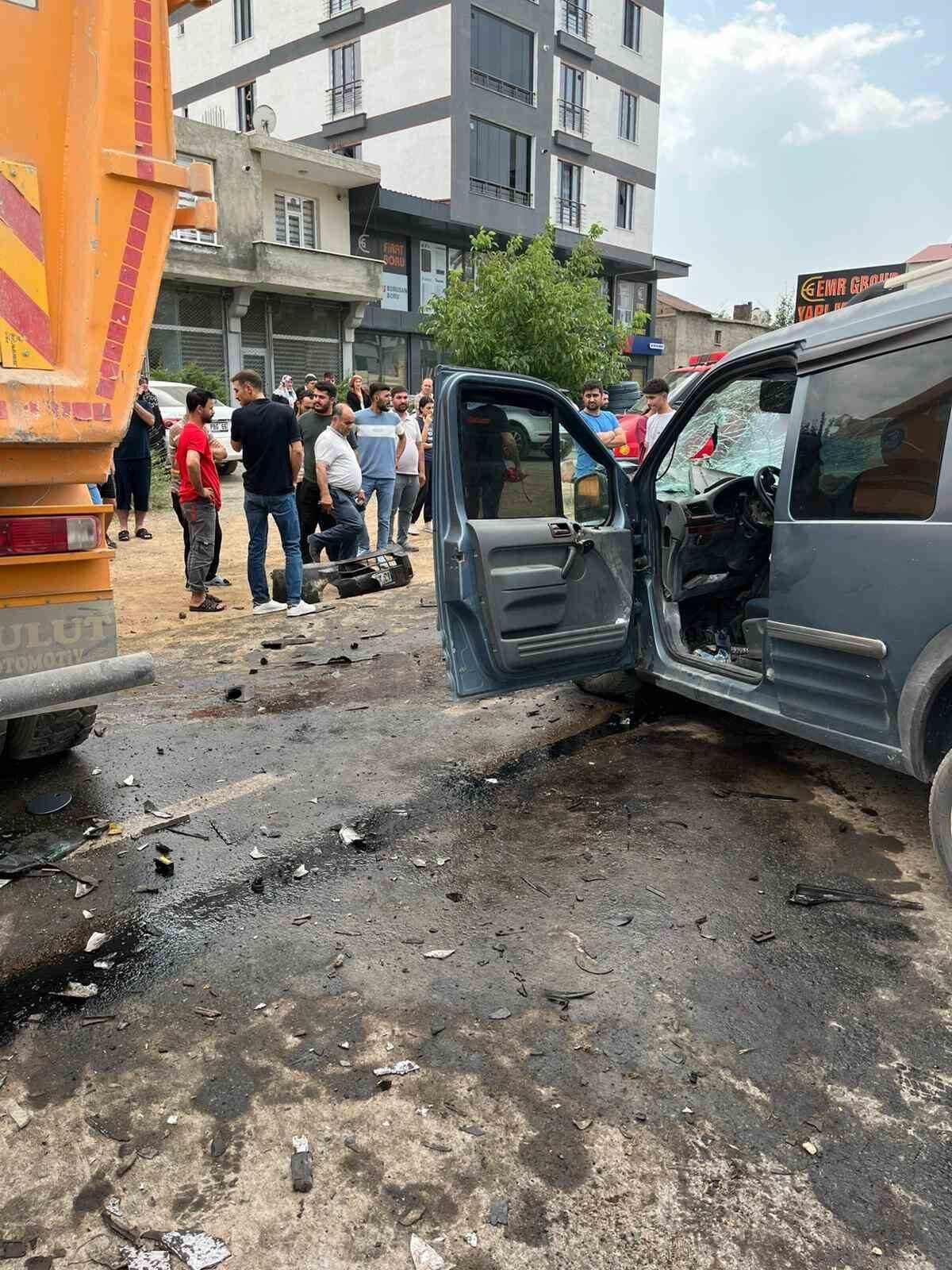 Bitlis’in Tatvan ilçesinde tır ile kamyonetin çarpışması sonucu biri ağır