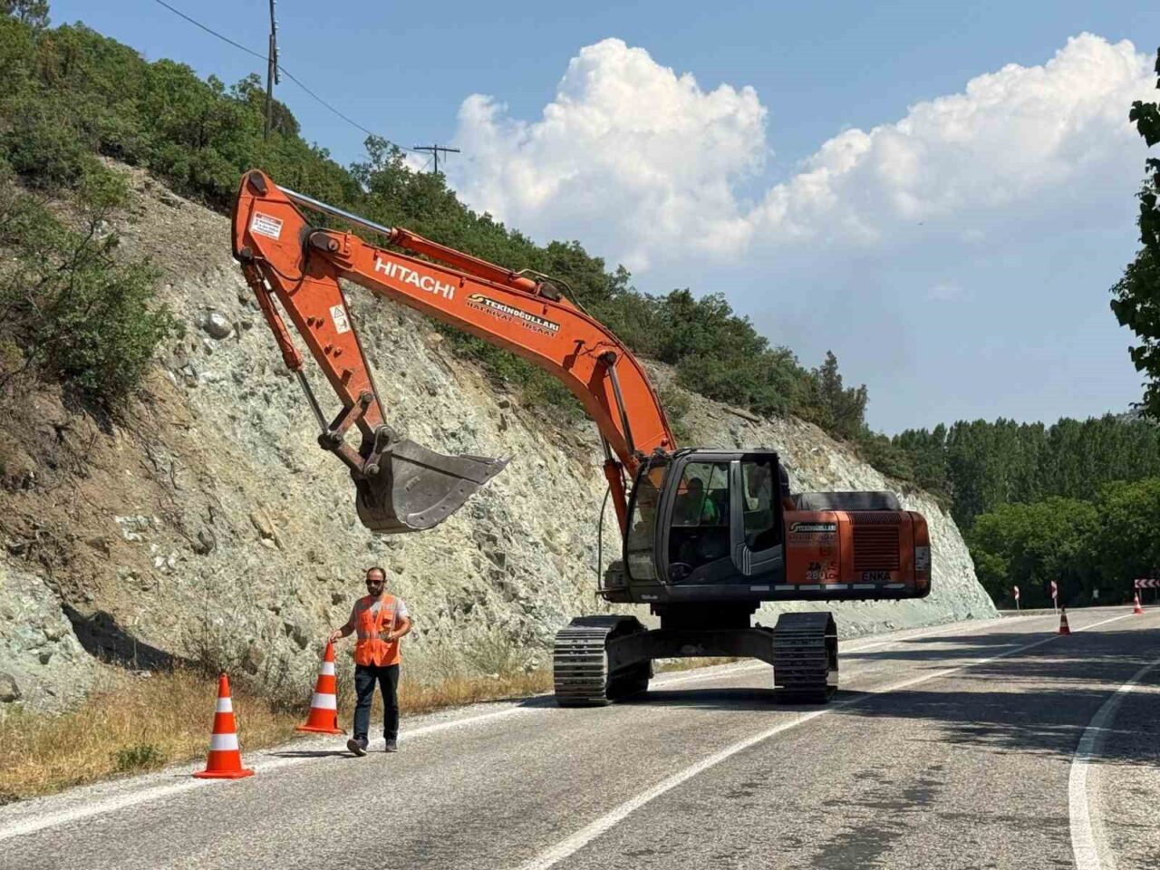 Çavdarhisar yolunun yapım ve genişletme çalışmaları, Karayolları ekipleri tarafından başlatıldı.