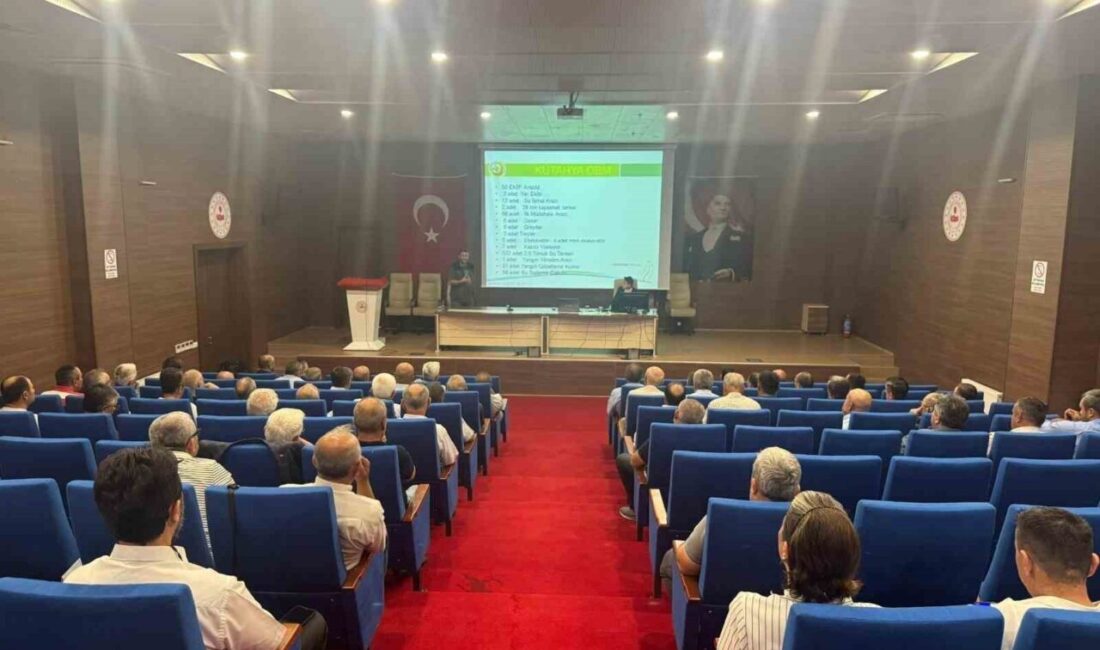 Tavşanlı’da muhtarlara ve biçerdöver sahiplerine yangınla mücadele eğitimi Kütahya Orman Bölge Müdürlüğünce Tavşanlı ilçesinde muhtarlara ve biçerdöver sahiplerine