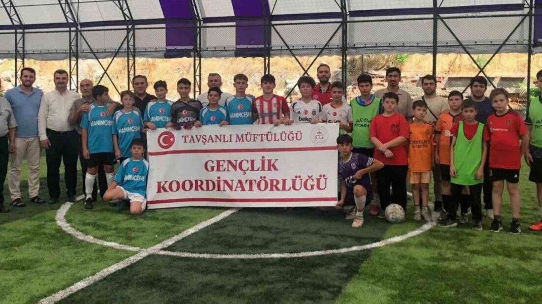 Kütahya’nın Tavşanlı ilçesinde Müftülük Gençlik Koordinatörlüğü, Yaz Kur’an Kursları’na katılan