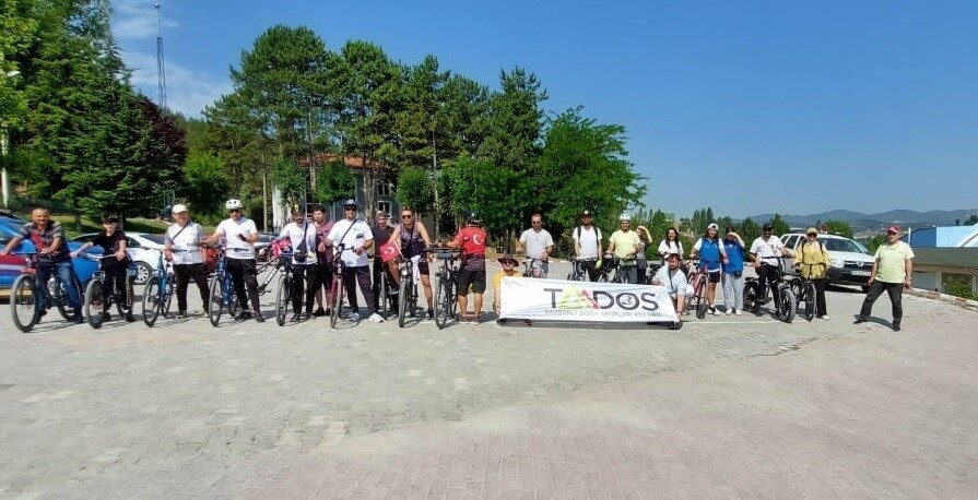 Kütahya’nın Tavşanlı ilçesinde, yazın gelişi coşkulu bir bisiklet turuyla kutlandı.