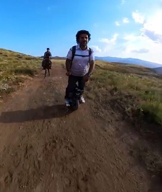 Yalova’da yaşayan tek teker elektrikli araç kullanıcısı Resul Bağcı, gezmek