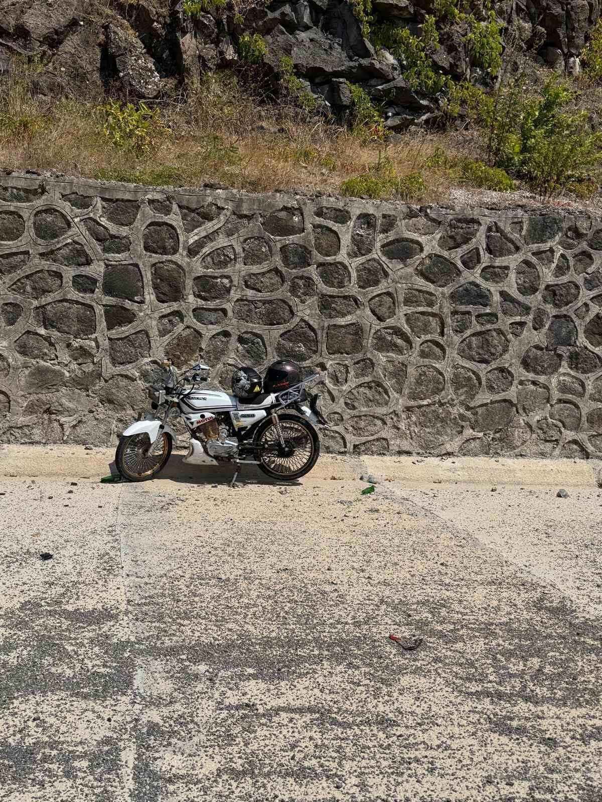 Bartın’da tekeri patlayan motosiklet devrildi. Motosikletin sürücüsü ve arkasındaki yolcu,