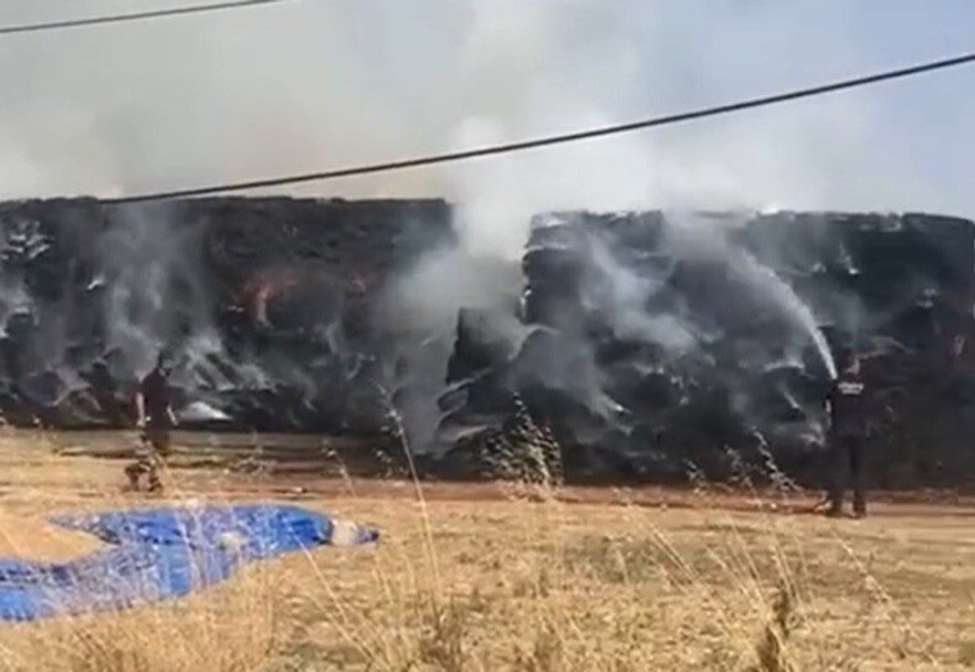 Tekirdağ’ın Hayrabolu ilçesinde çıkan yangında bin 500 saman balyası kül
