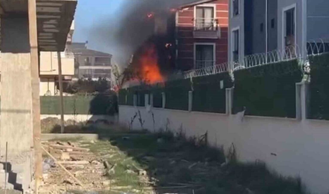 Tekirdağ’ın Marmaraereğlisi ilçesinde bir evin çatısında çıkan yangın, rüzgarın etkisiyle