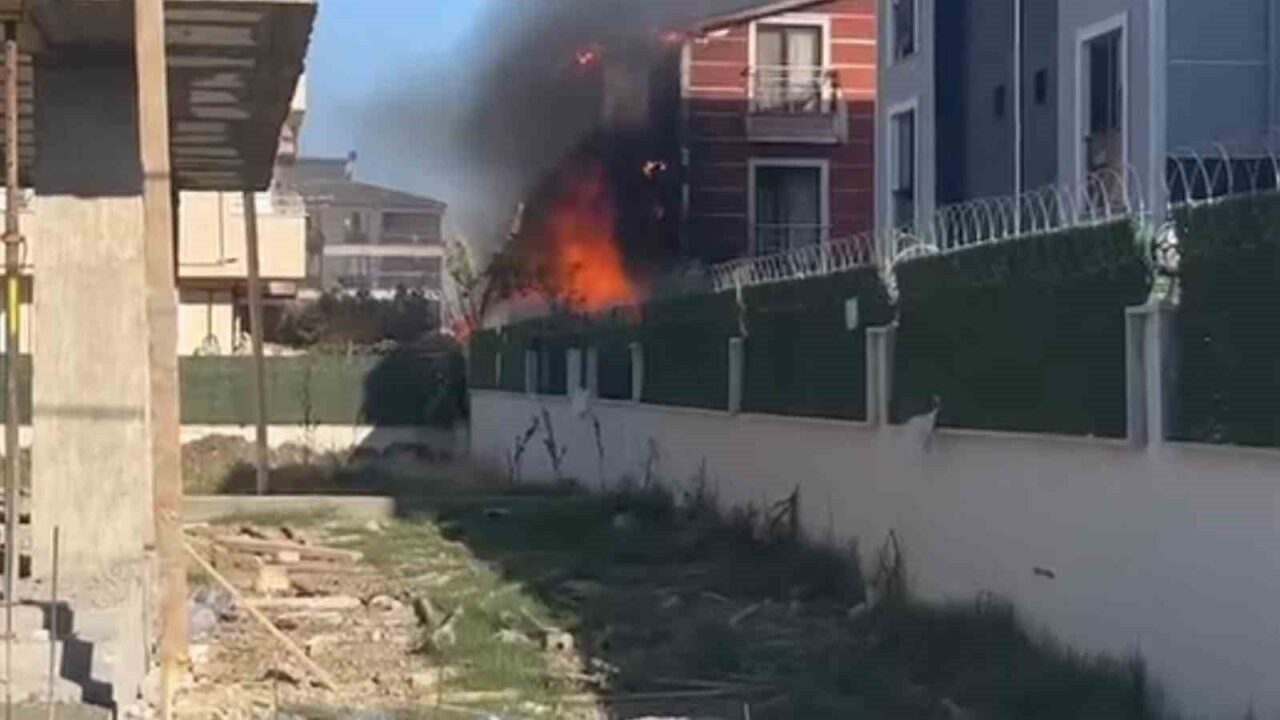 Tekirdağ’ın Marmaraereğlisi ilçesinde bir evin çatısında çıkan yangın, rüzgarın etkisiyle