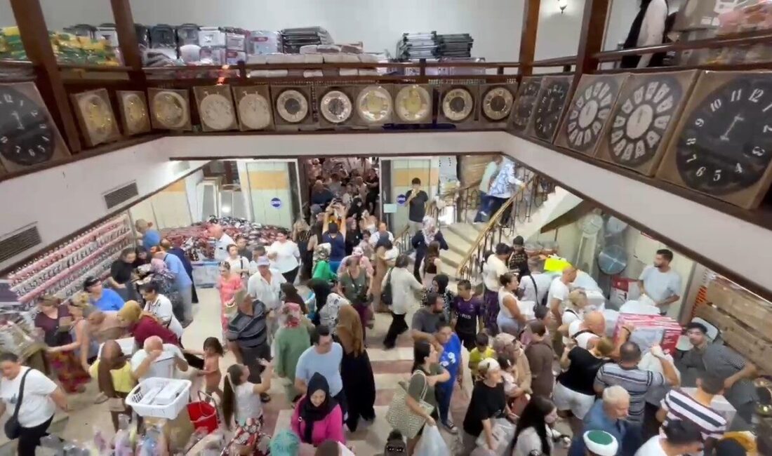 Tekirdağ’ın Süleymanpaşa ilçesinde indirim kampanyası ile açılan mağaza izdihama neden