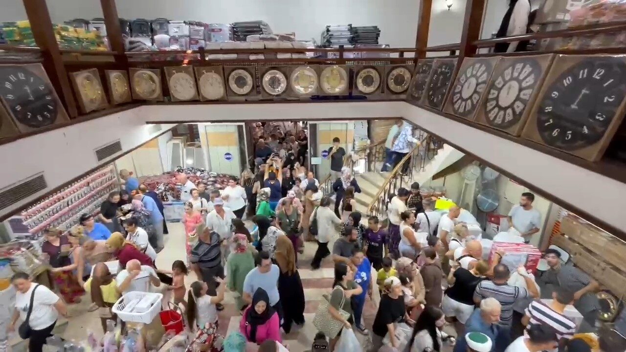 Tekirdağ’ın Süleymanpaşa ilçesinde indirim kampanyası ile açılan mağaza izdihama neden