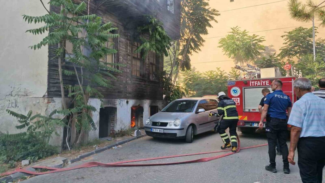 Tekirdağ’da tarihi metruk binada çıkan yangın, itfaiye ekiplerince büyümeden söndürüldü.