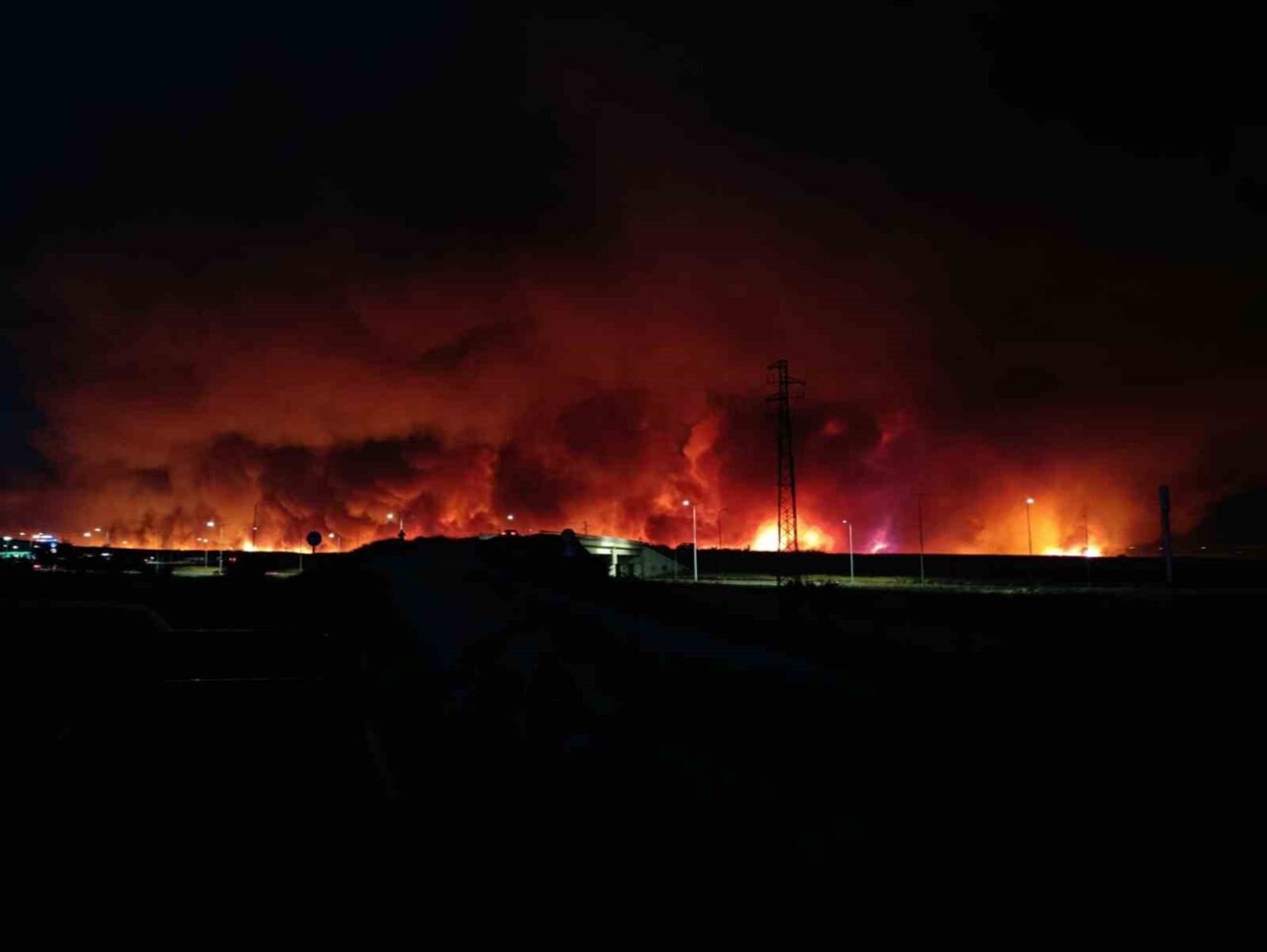 Tekirdağ’ın Şarköy ilçesinde çıkan orman yangını, rüzgarın etkisiyle büyüyerek geceyi