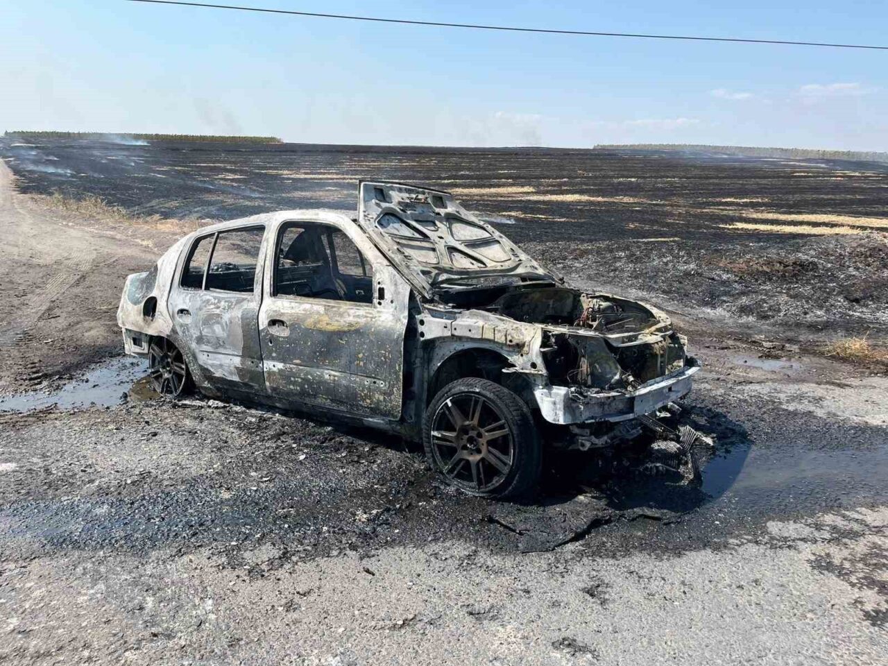 Tekirdağ’ın Muratlı ilçesinde seyir halindeki otomobilin motor kısmında yangın çıktı.