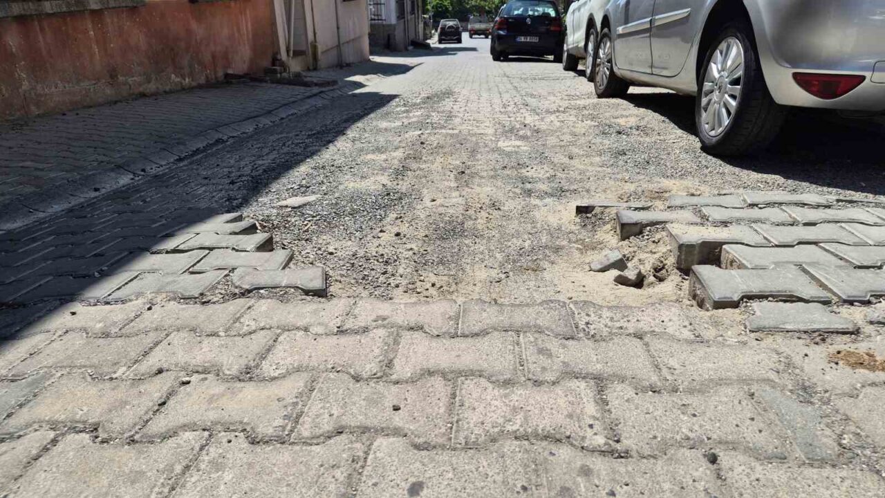 Tekirdağ’ın Süleymanpaşa ilçesinde yıllardır bakım yapılmayan bazı sokaklar adeta kazı