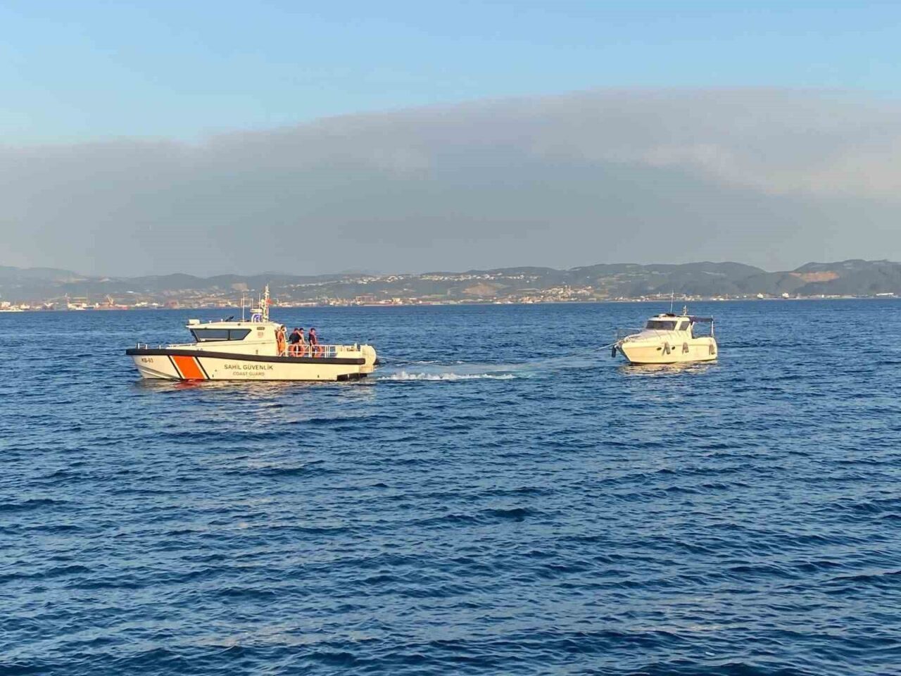 Kocaeli’nin Darıca ilçesinde arızalanan tekneden denize düşen şahsı kurtarmaya çalışırken