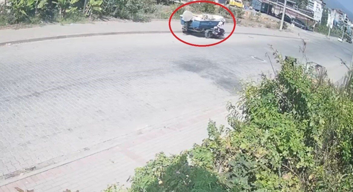 Antalya’nın Gazipaşa ilçesinde motosikletiyle park halindeki tekne yüklü römorka çarpan