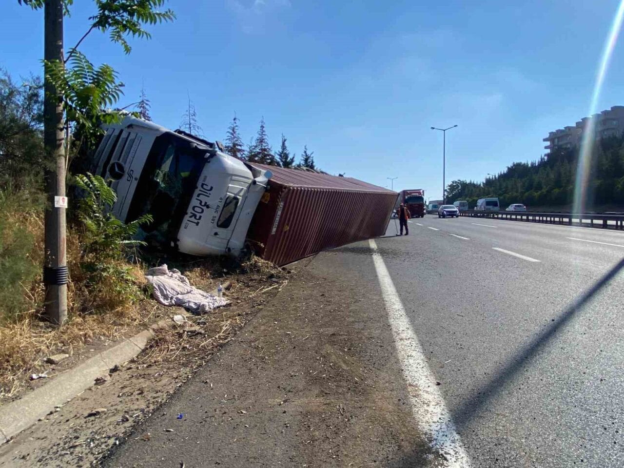 Kocaeli’nin İzmit ilçesi TEM otoyolu geçişinde konteyner yüklü tır devrildi.