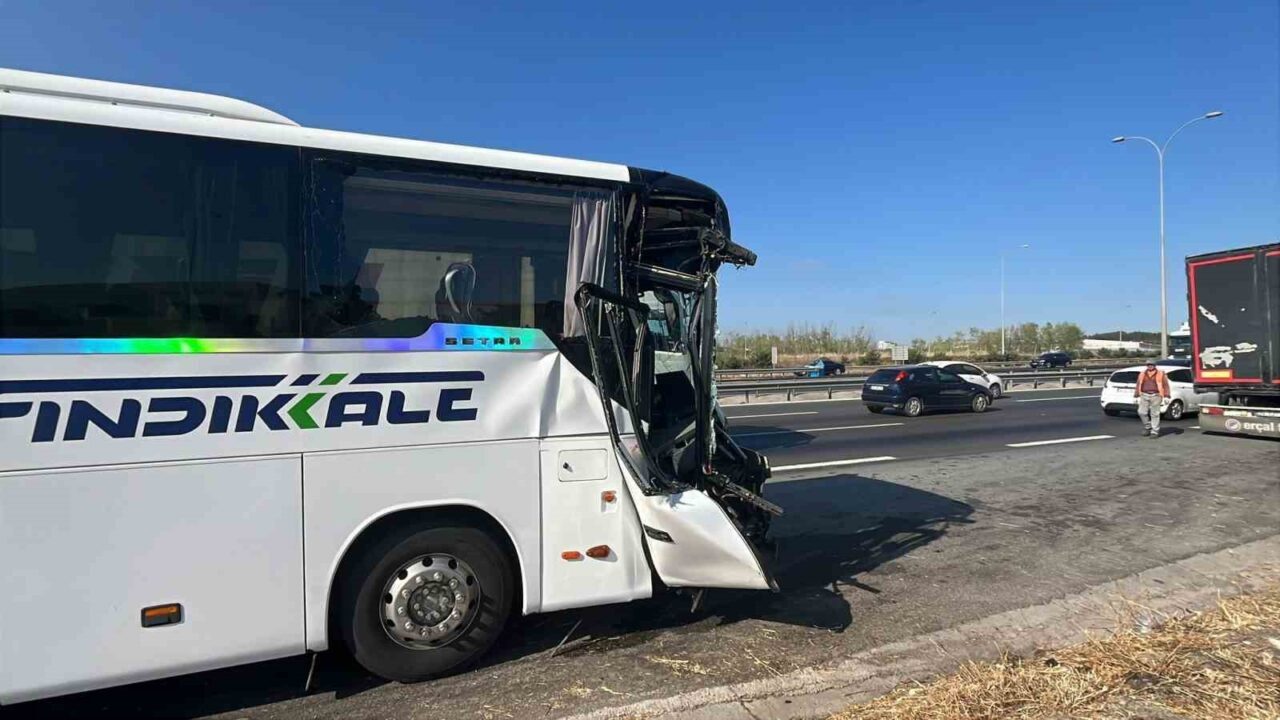 TEM Otoyolu’nun Kocaeli geçişinde yolcu otobüsünün kamyona arkadan çarpması sonucu