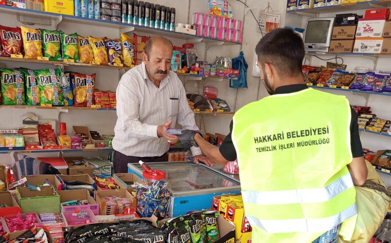 Hakkari Belediyesi ekipleri, çevre temizliğine dikkat çekmek ve çöp saatlerine