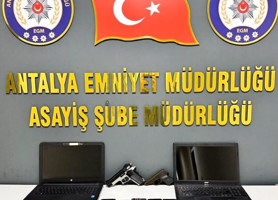 Antalya’da aynı iş yerinde çalışan 3 kişiyi terfi ettirme vaadiyle