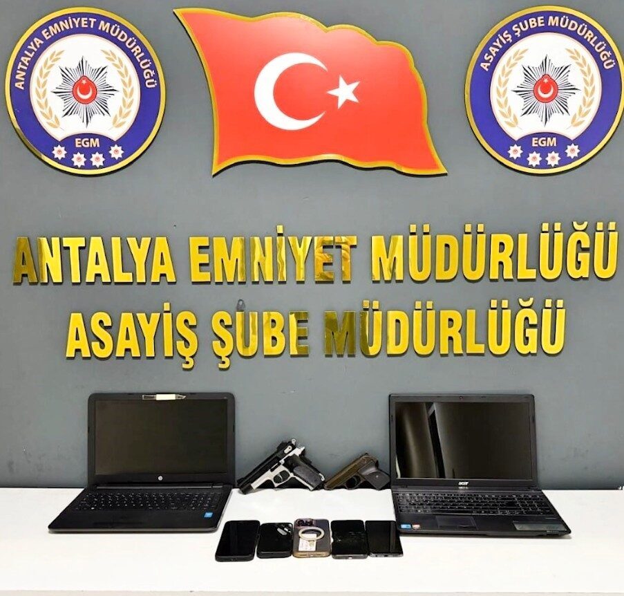 Antalya’da aynı iş yerinde çalışan 3 kişiyi terfi ettirme vaadiyle