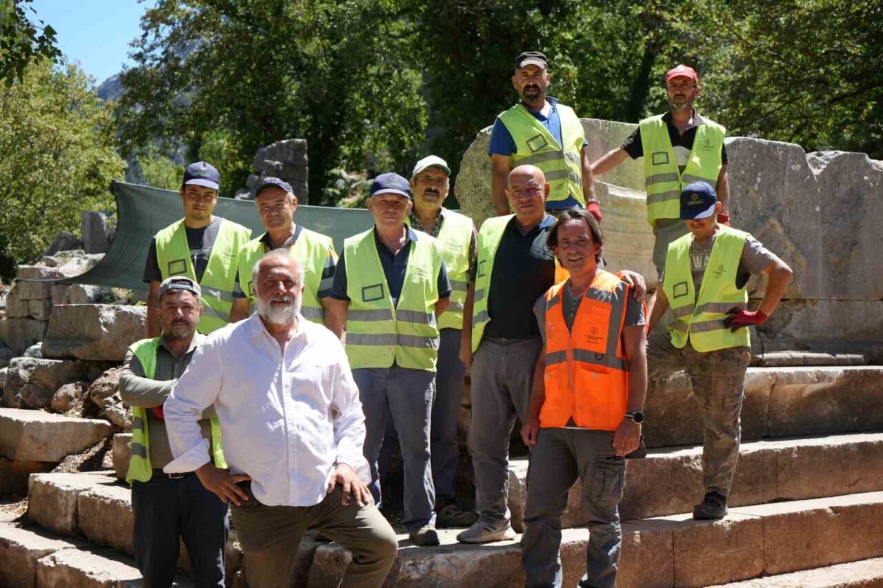 Güllük Dağı’nın zirvesinde, doğayla tarihin iç içe geçtiği Termessos Antik