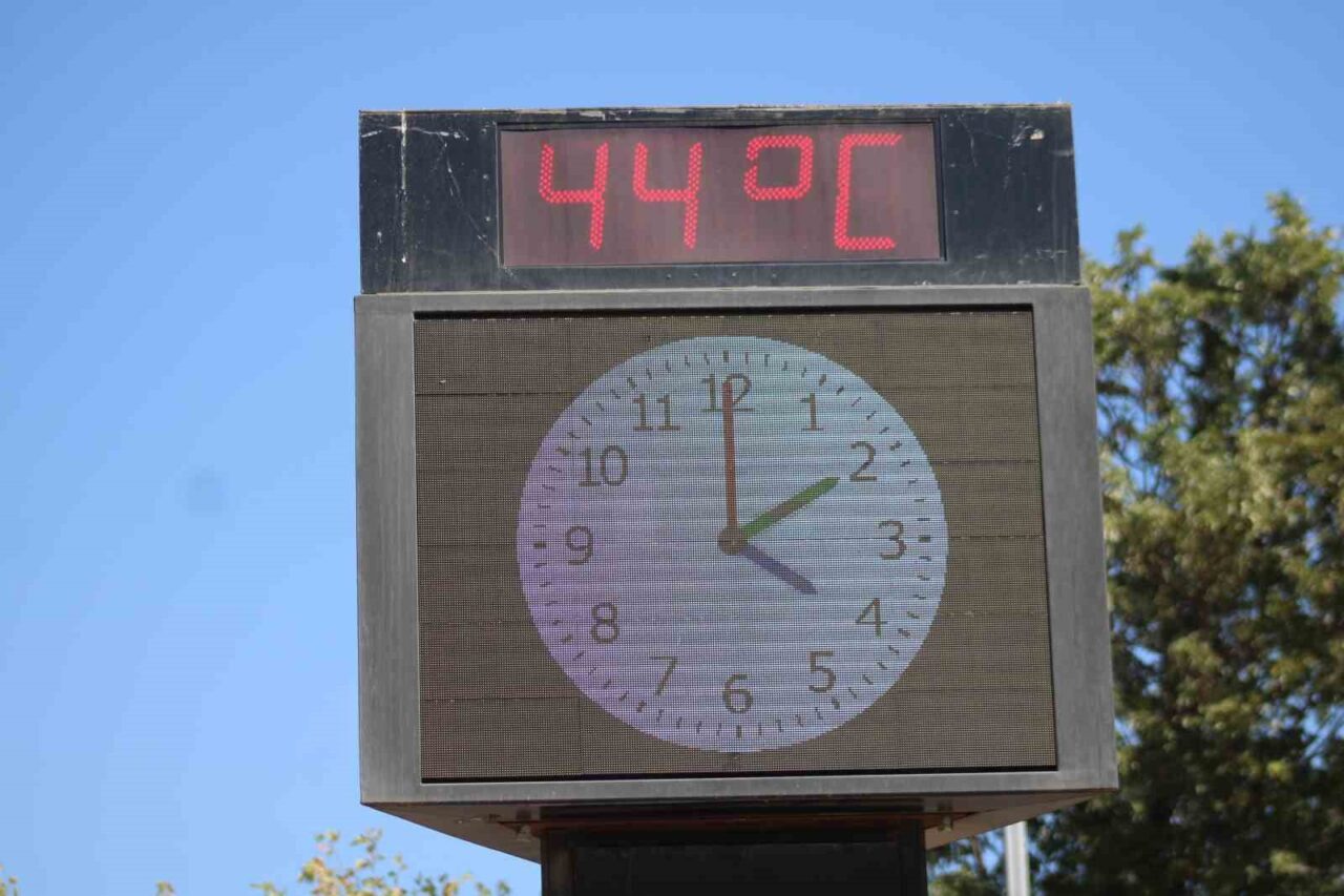 Aydın’da sıcak hava dalgası etkisini artırdı. Temmuz ayı ortalamasının çok