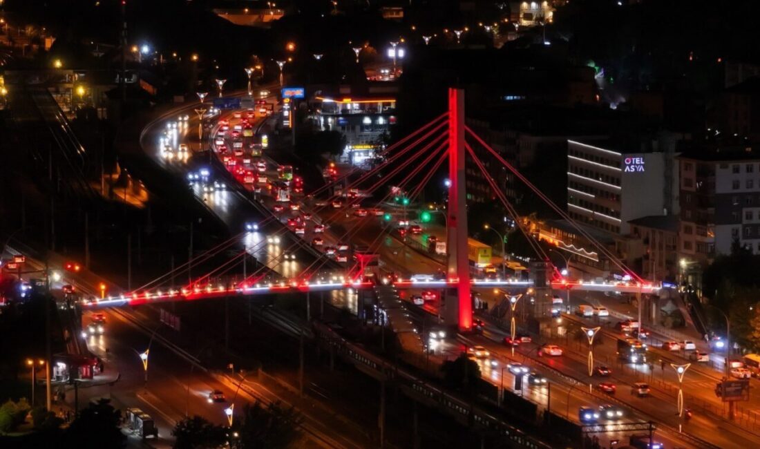 Kocaeli’de üst geçitler, “Terörsüz Türkiye” için kırmızı ve beyaz renkle