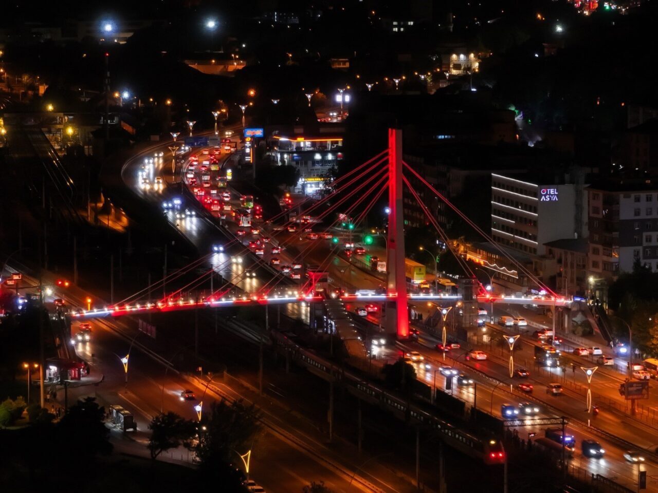 Kocaeli’de üst geçitler, “Terörsüz Türkiye” için kırmızı ve beyaz renkle