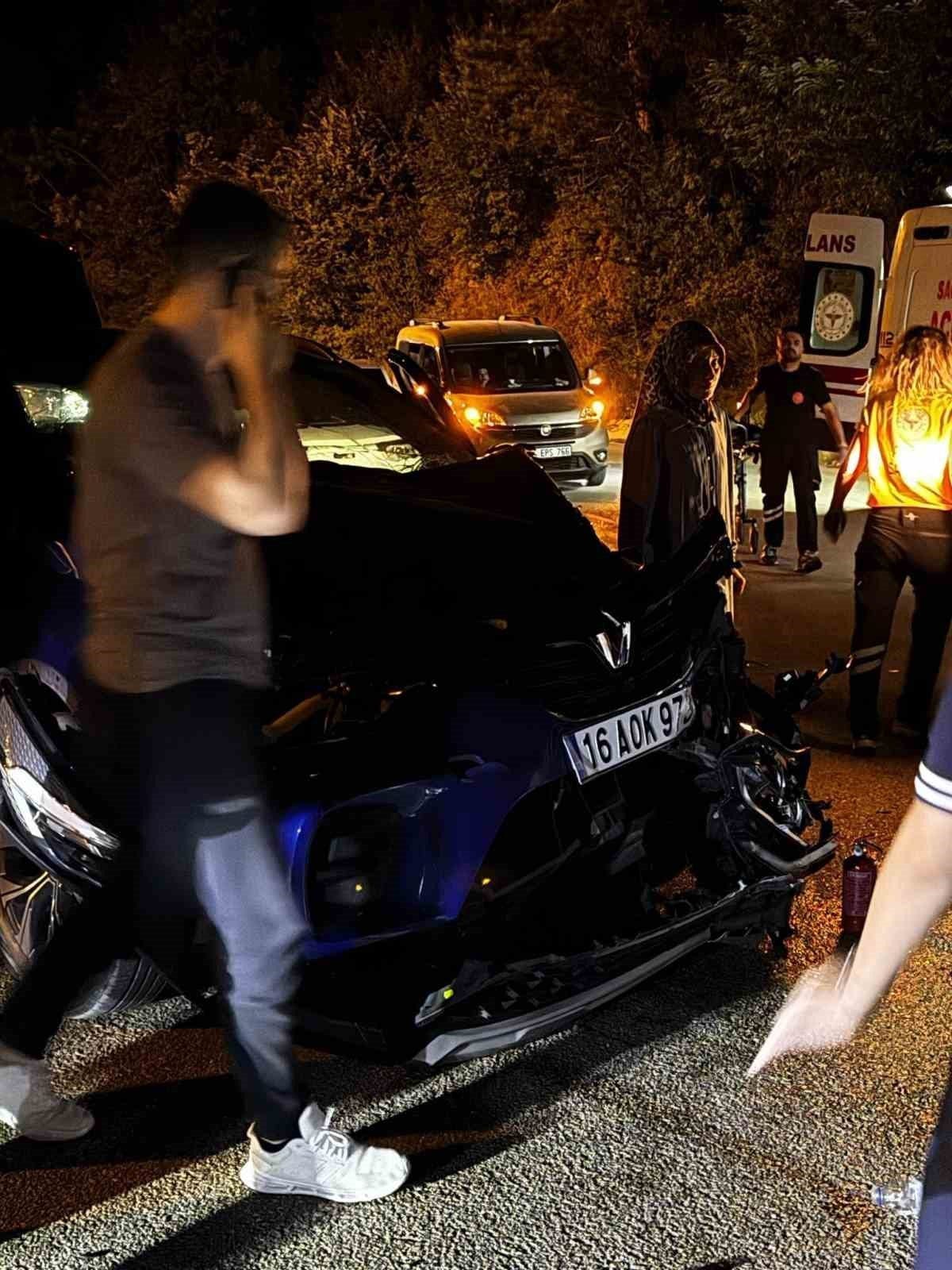 Uludağ yolunda meydana gelen kazada ters yönden ilerleyen otomobil, kamyonetle