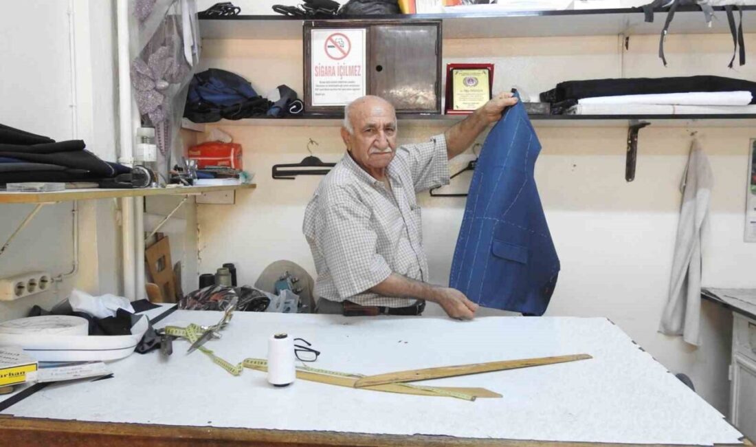 Kilis’te 65 yıldır terzilik yapan, 53 yıldır da usta olarak