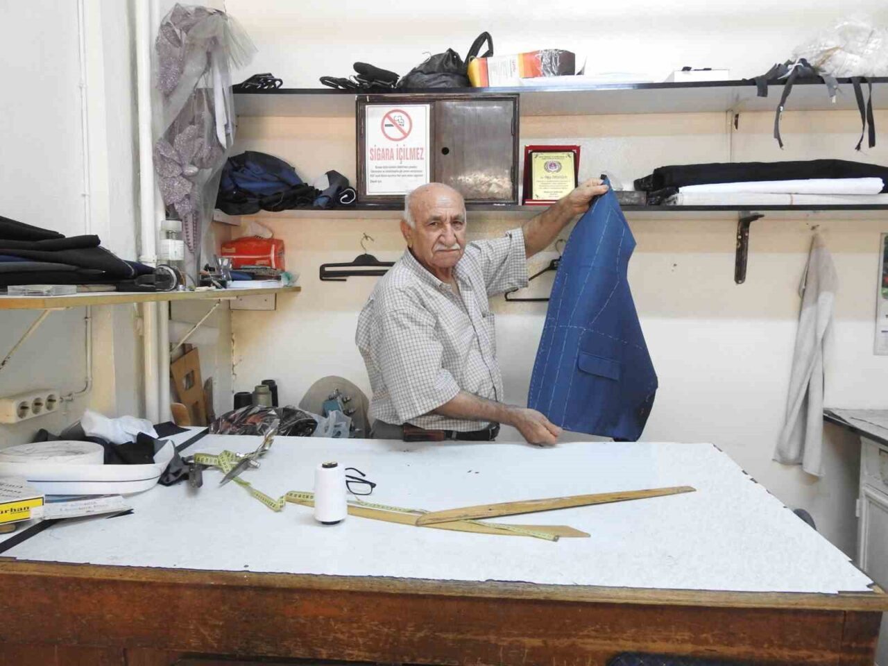 Kilis’te 65 yıldır terzilik yapan, 53 yıldır da usta olarak